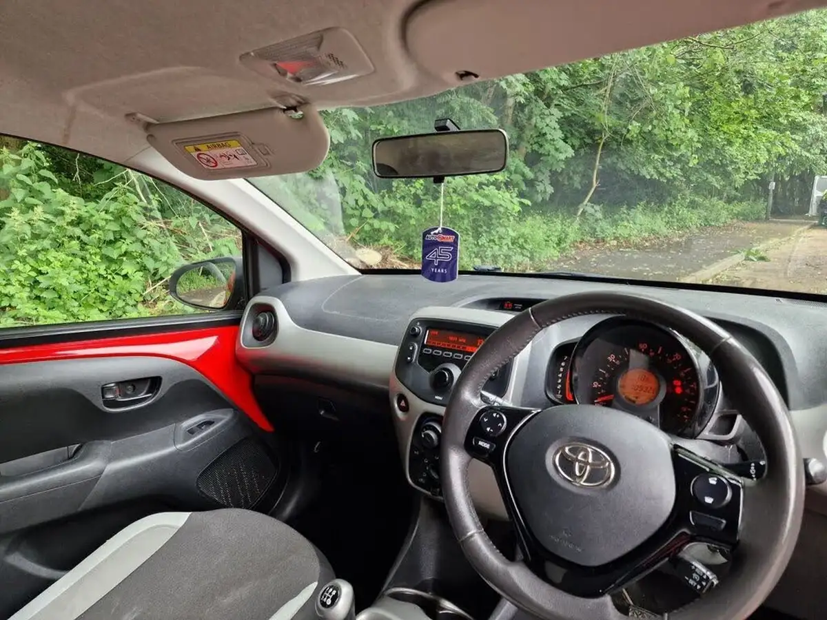 2015-toyota-aygo-10-vvt-i-x-play-5d-big-35
