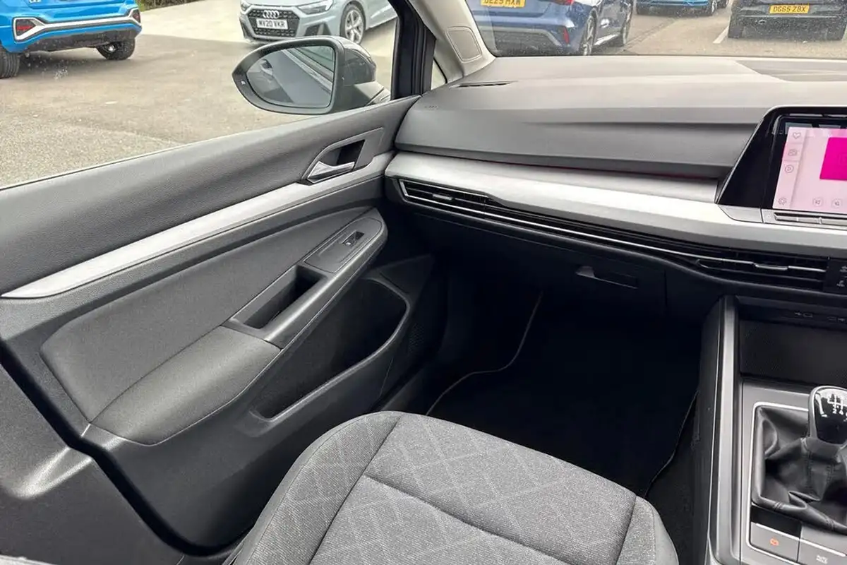 2021-volkswagen-golf-10-tsi-life-hatchback-big-18