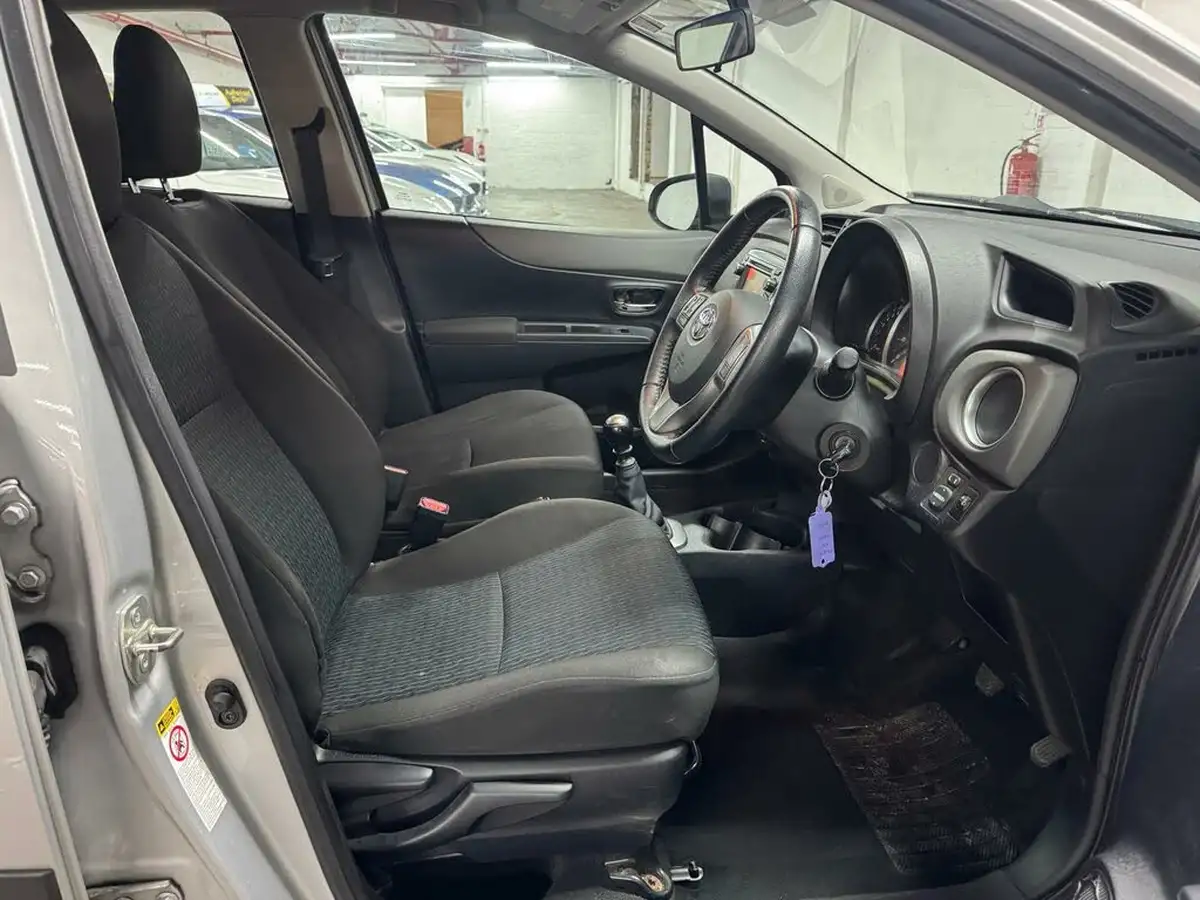 2012-toyota-yaris-133-tr-vvt-i-5d-big-13