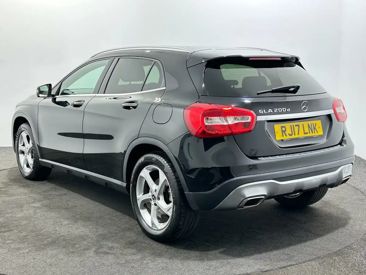 2017-mercedes-benz-gla-class-21d-gla-200d-sport-ss-7g-dct-big-4