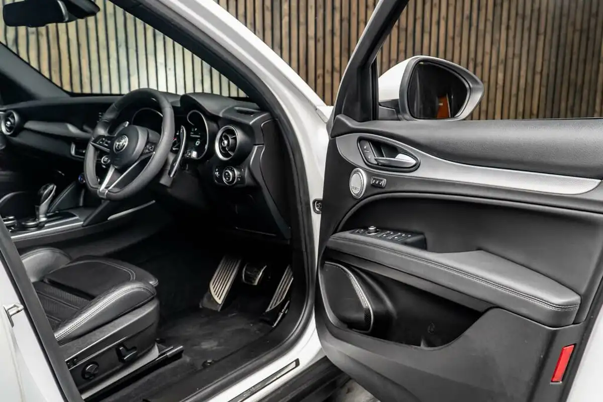 2018-alfa-romeo-stelvio-22td-milano-big-30