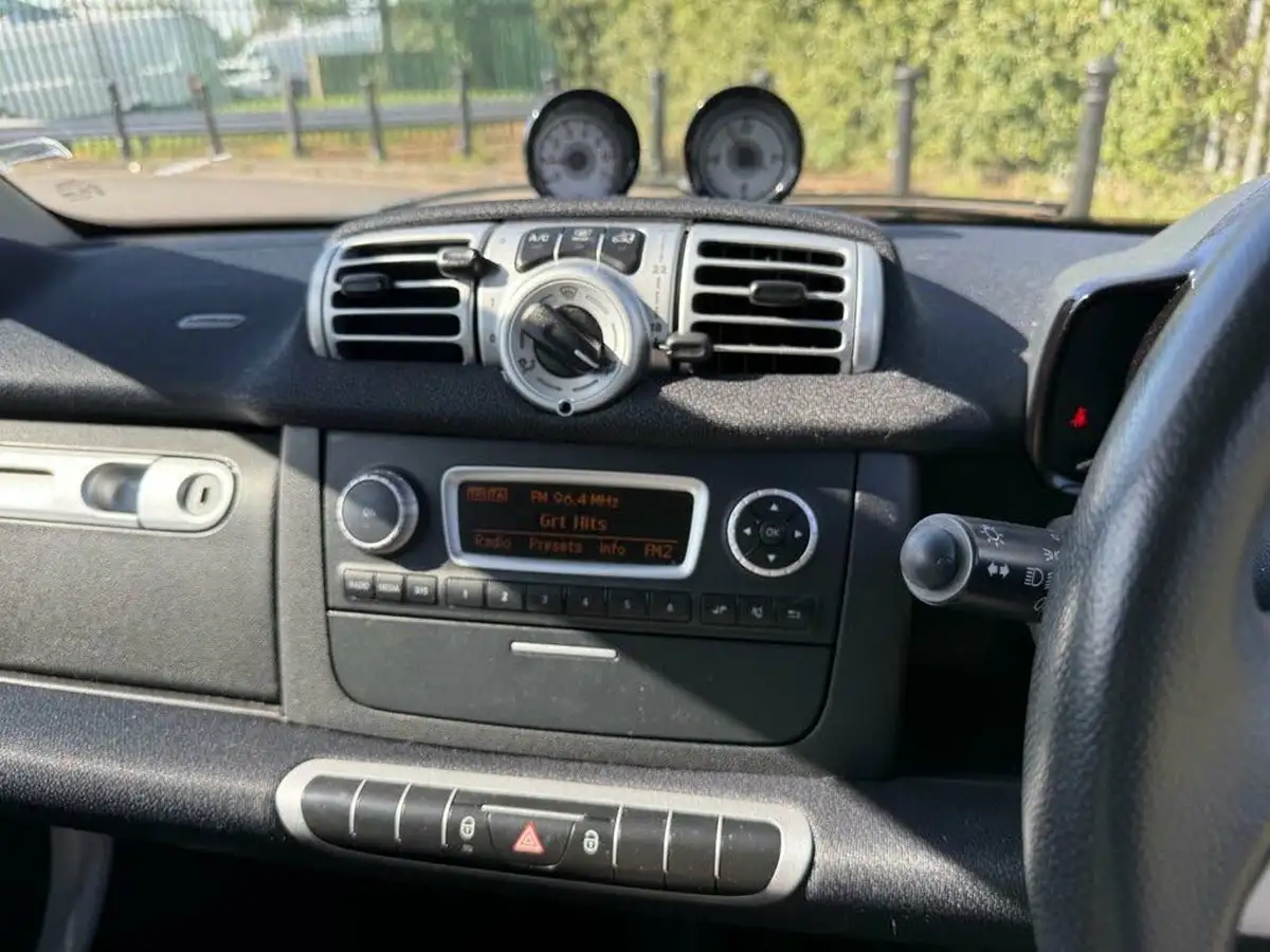 2013-smart-fortwo-10-edition-21-coupe-big-32