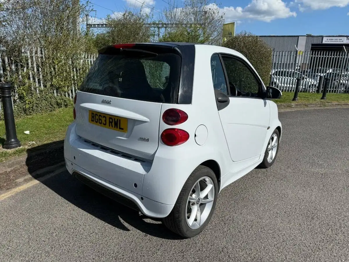 2013-smart-fortwo-10-edition-21-coupe-big-8