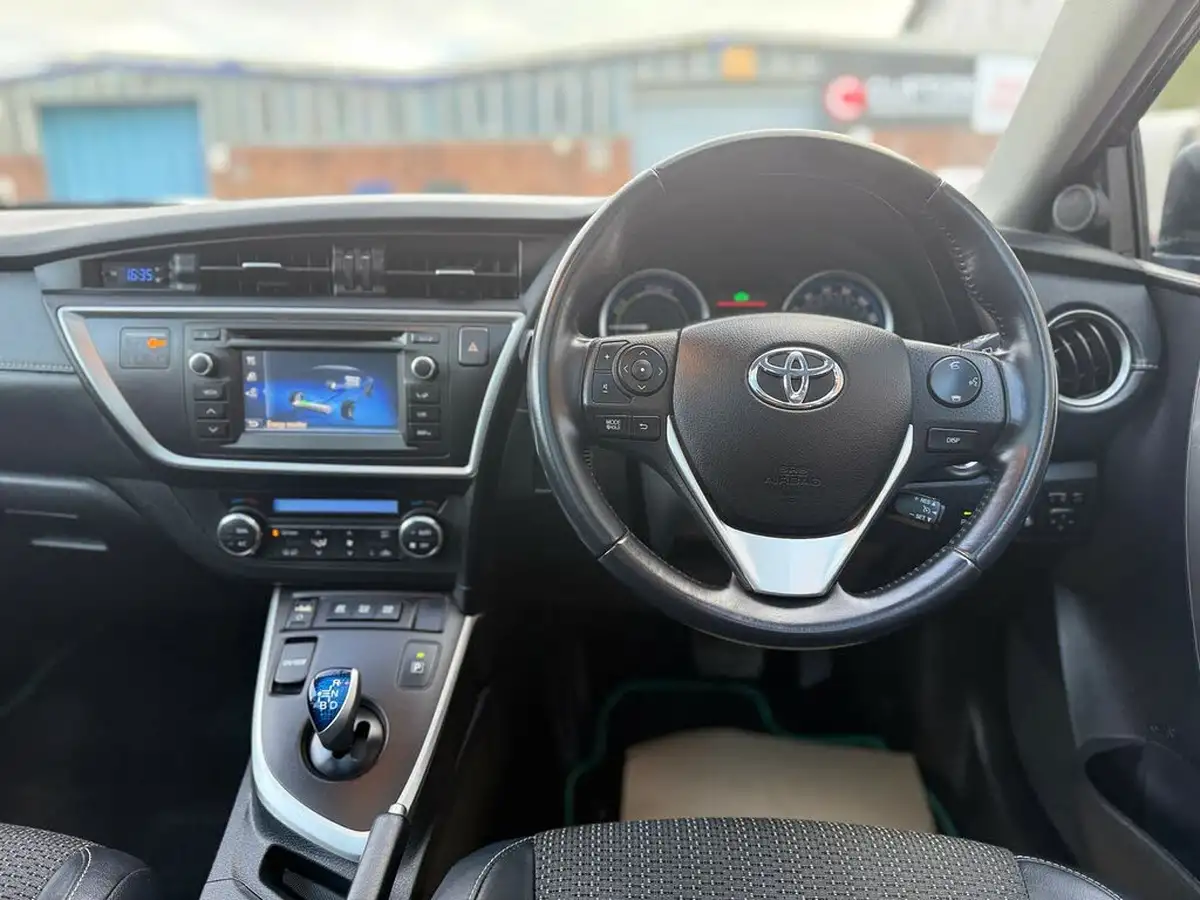 2015-toyota-auris-18-vvt-i-hsd-excel-hatchback-e-cvt-big-10
