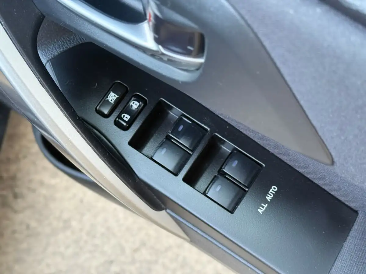 2015-toyota-auris-18-vvt-i-hsd-excel-hatchback-e-cvt-big-34