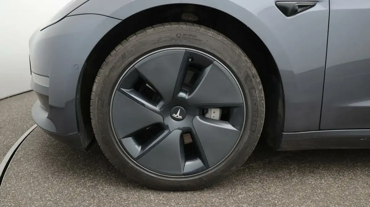 2021-tesla-model-3-e-long-range-awd-big-18