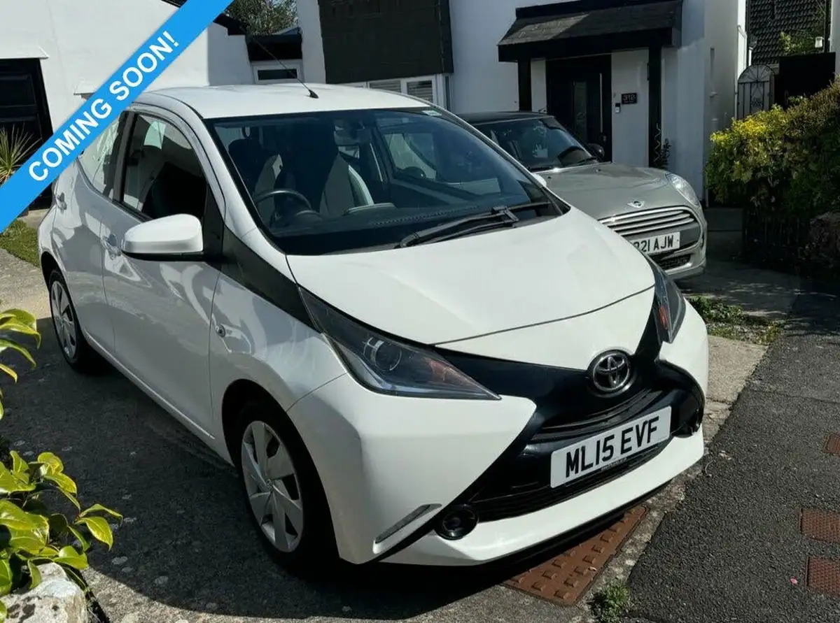 2015-toyota-aygo-10-vvt-i-x-play-5d-x-shift-big-0
