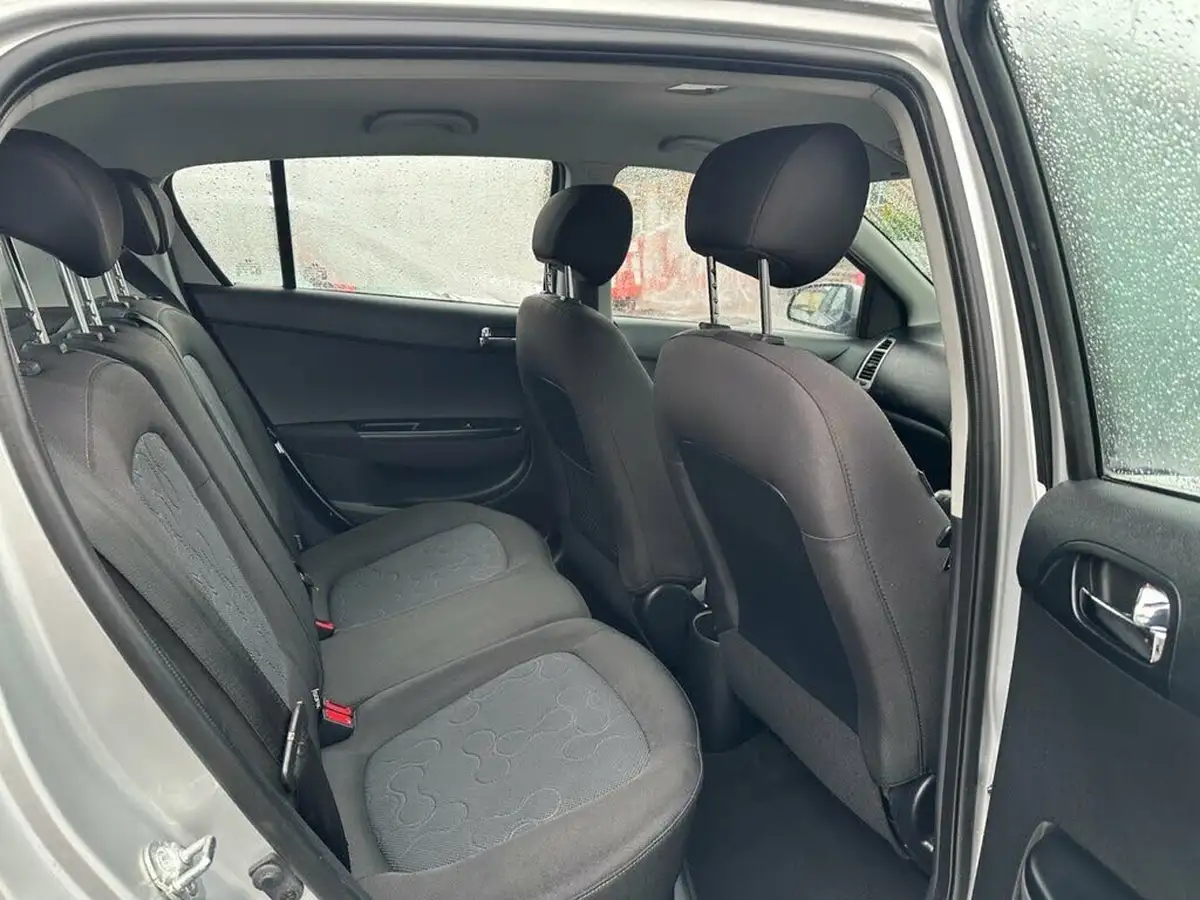 2011-hyundai-i20-14-comfort-5d-big-16