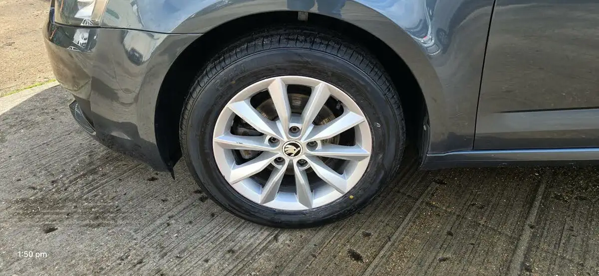 2014-skoda-octavia-16tdi-estate-dsg-big-14