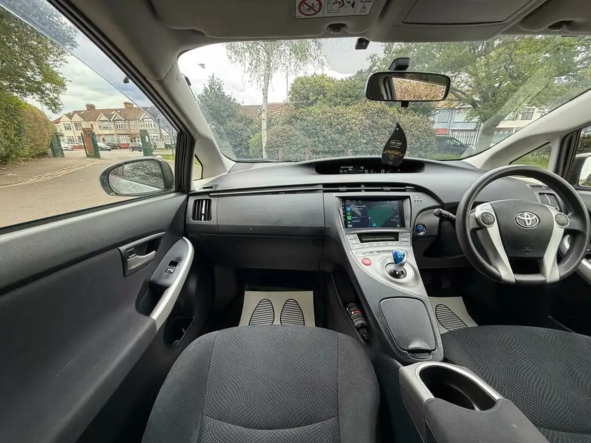 2014-toyota-prius-big-39