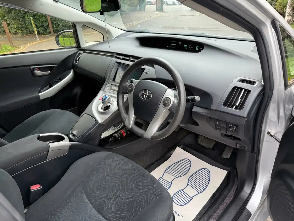 2014-toyota-prius-big-15