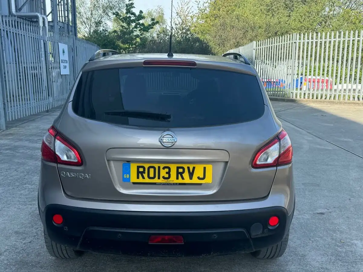 2013-nissan-qashqai-20-360-cvt-big-8