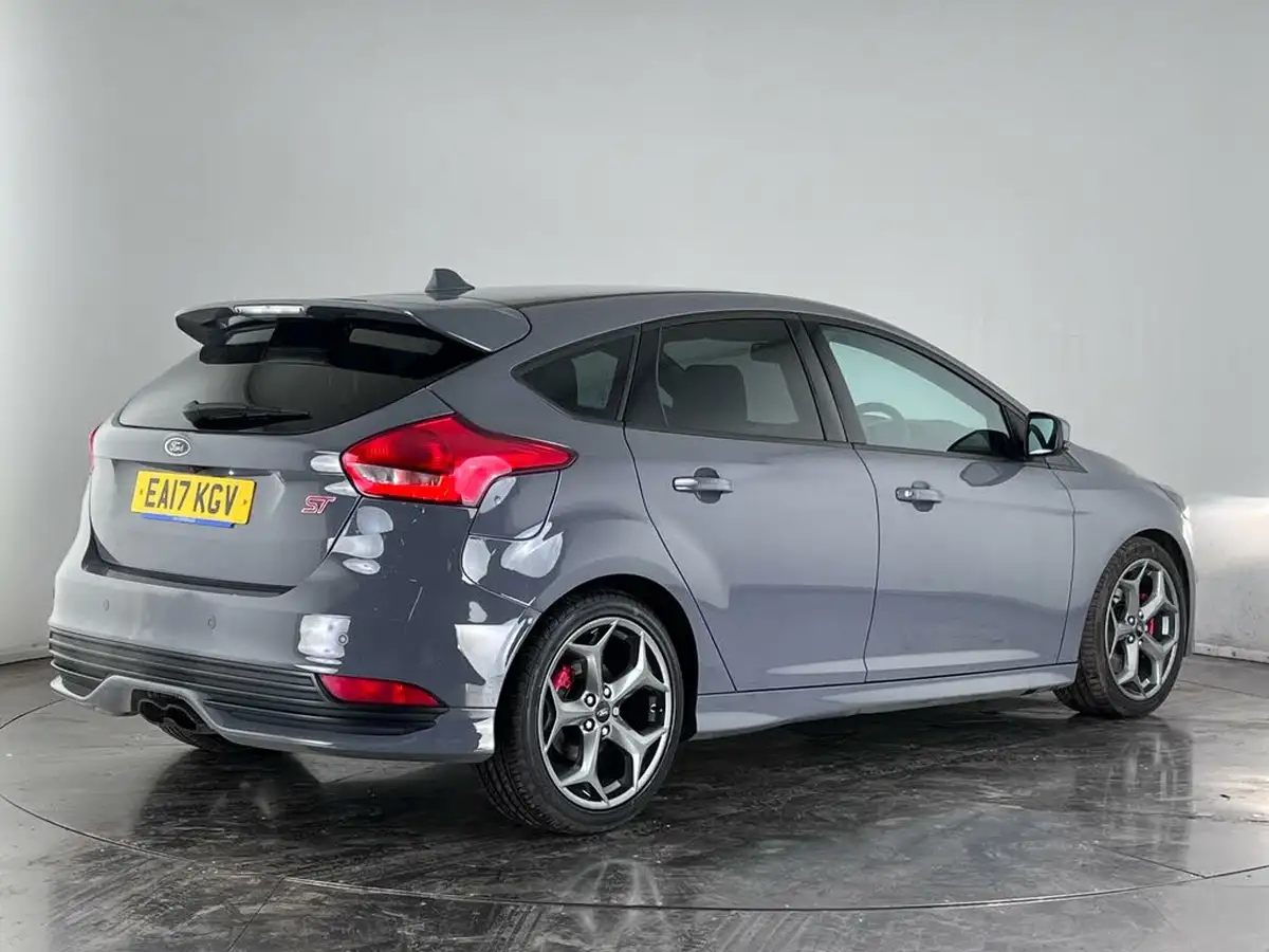 2017-ford-focus-20t-st3-hatchback-big-3