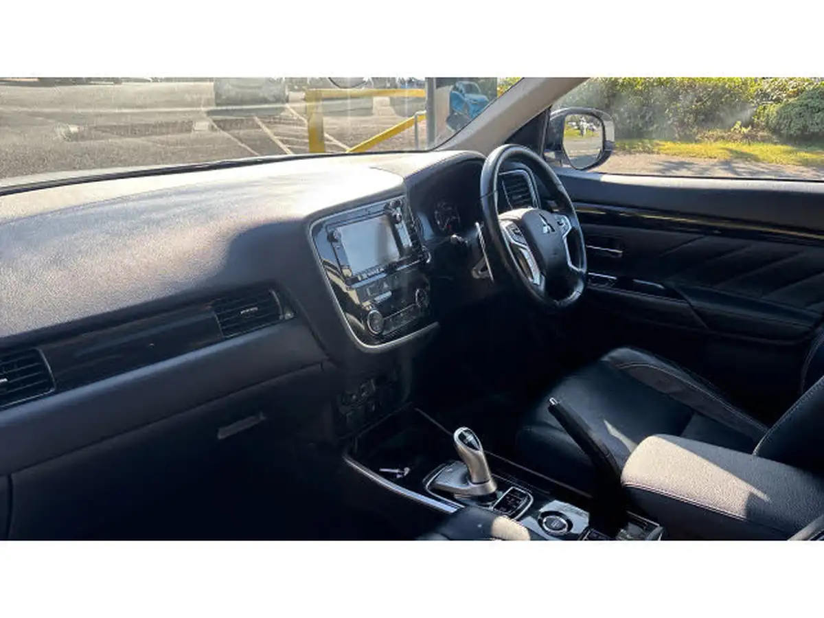 2015-mitsubishi-outlander-20-gx4h-phev-big-8