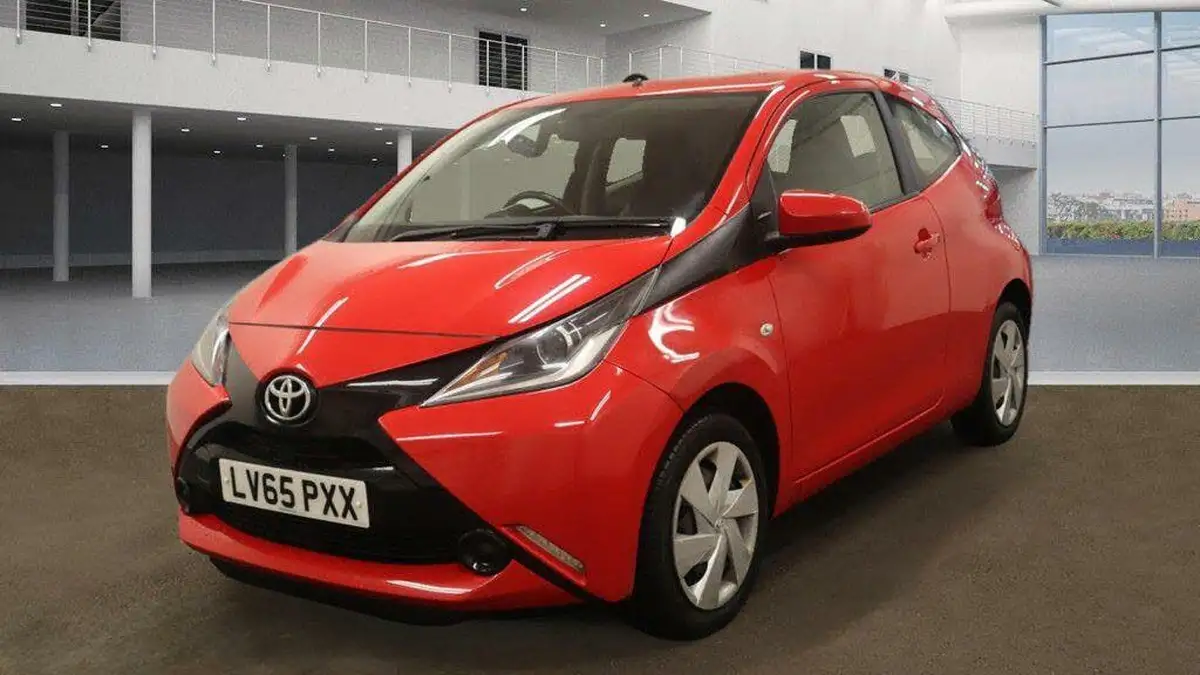 2015-toyota-aygo-10-vvt-i-x-play-3d-big-1