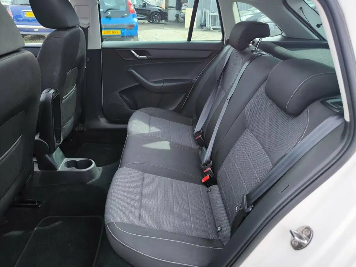 2014-skoda-rapid-spaceback-14-elegance-greentech-big-19