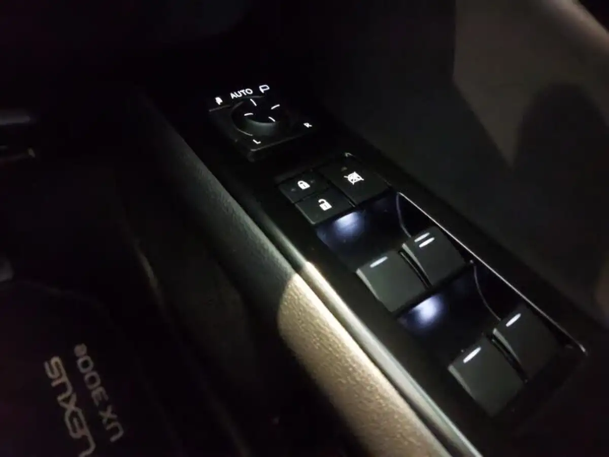 2024-lexus-ux-300e-e-ux-728kwh-big-18