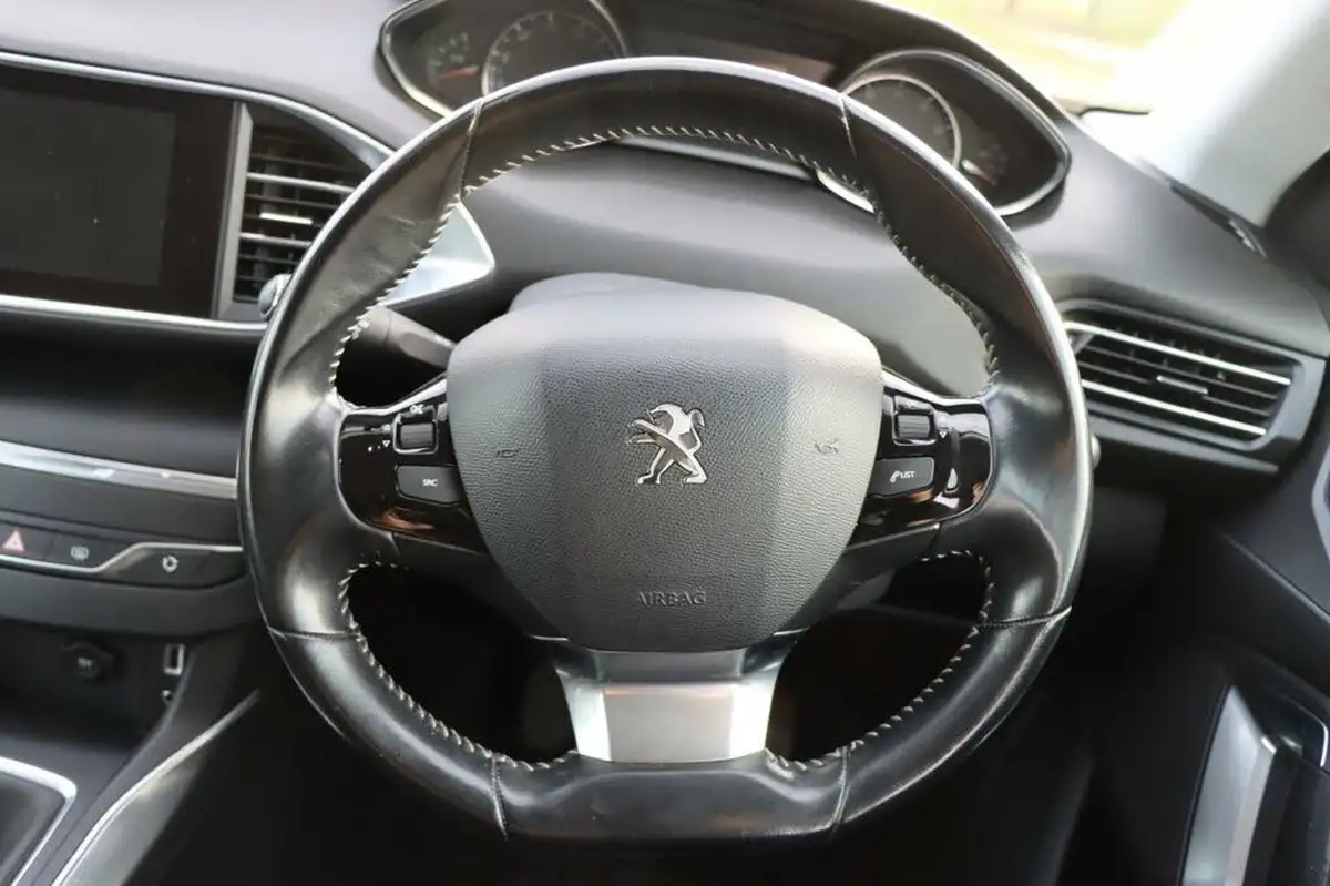 2017-peugeot-308-12-puretech-allure-110bhp-big-16