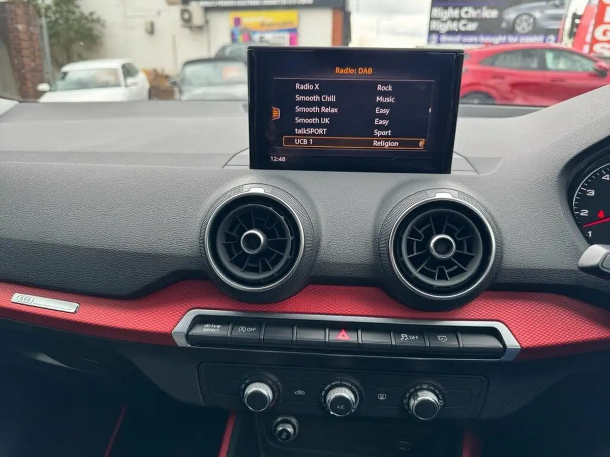 2019-audi-q2-10-30-tfsi-sport-big-30