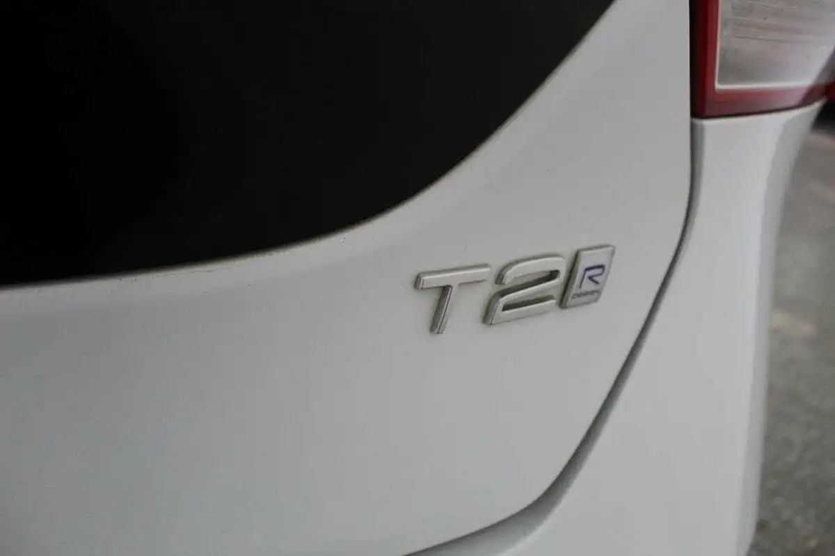 2017-volvo-v40-20-t2-r-design-big-10