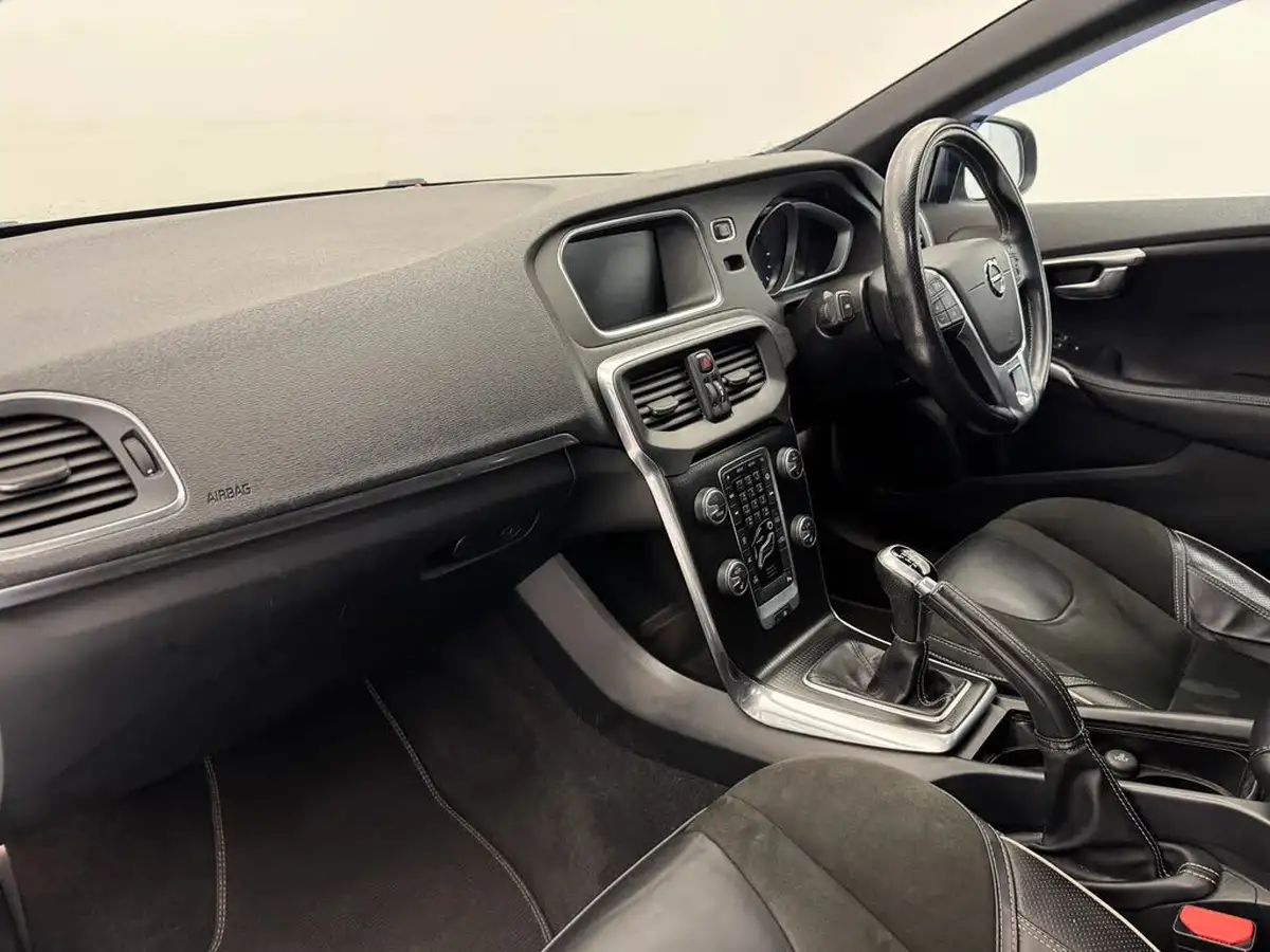 2017-volvo-v40-20td-d4-r-design-nav-plus-big-9
