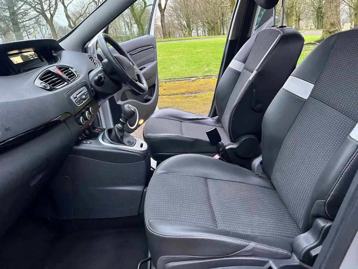 2011-renault-scenic-16-dynamique-tom-tom-big-10