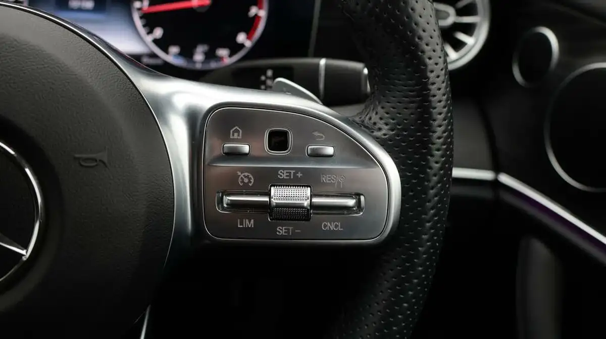 2020-mercedes-benz-e-class-20-e300-amg-line-premiumss-coupe-big-24