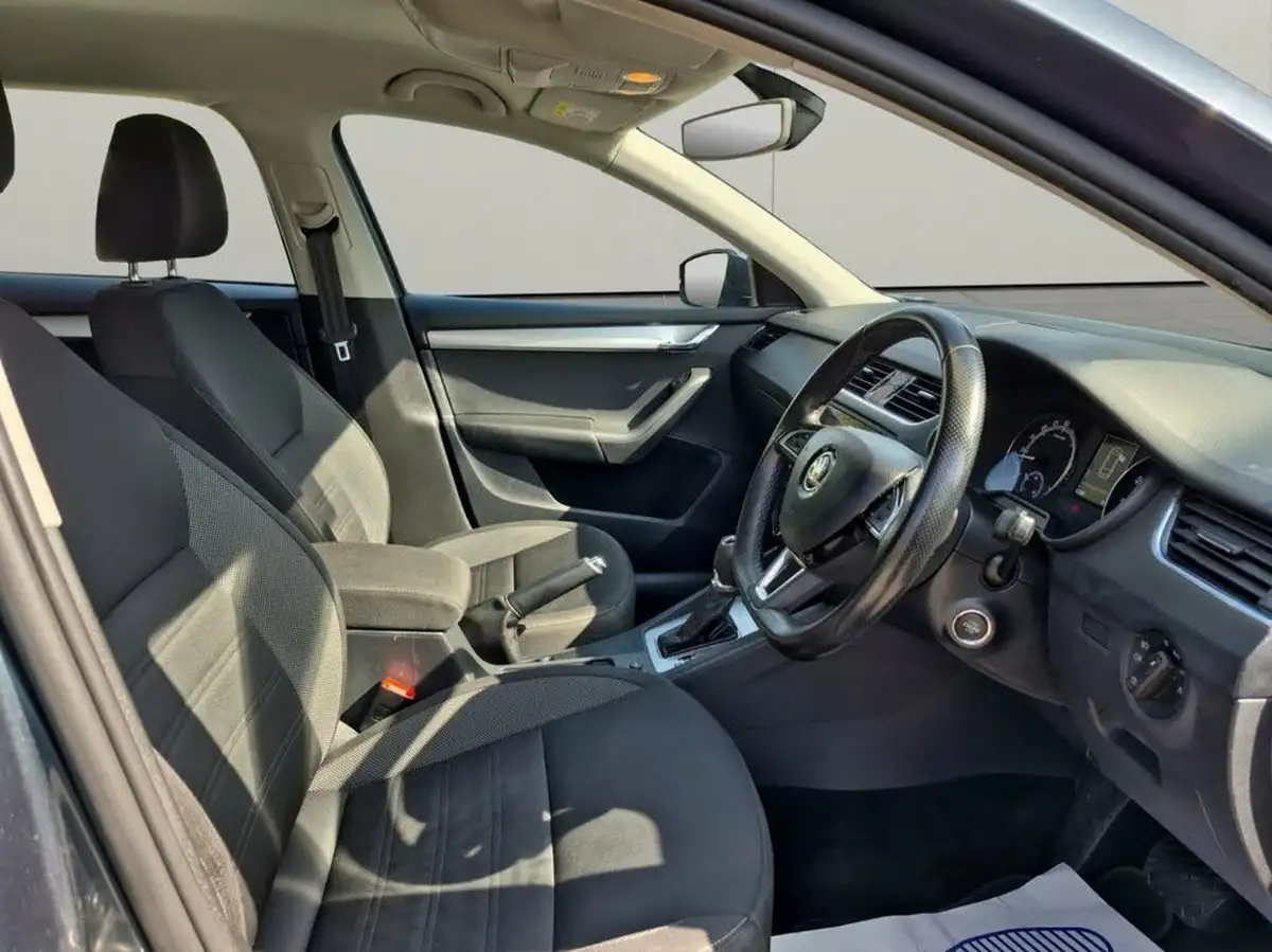 2019-skoda-octavia-16tdi-se-technology-estate-dsg-big-11
