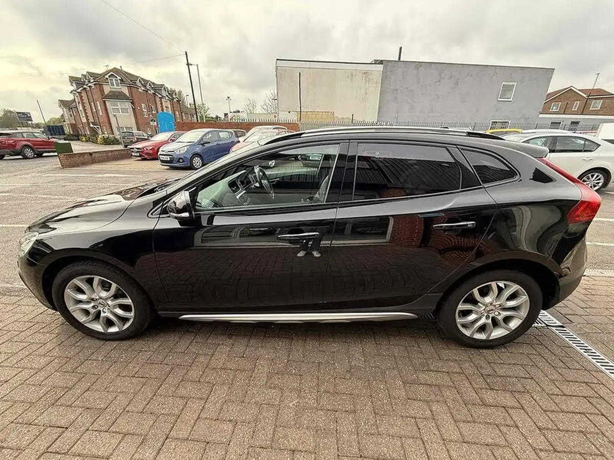 2018-volvo-v40-20td-d2-cross-country-pro-geartronic-big-3