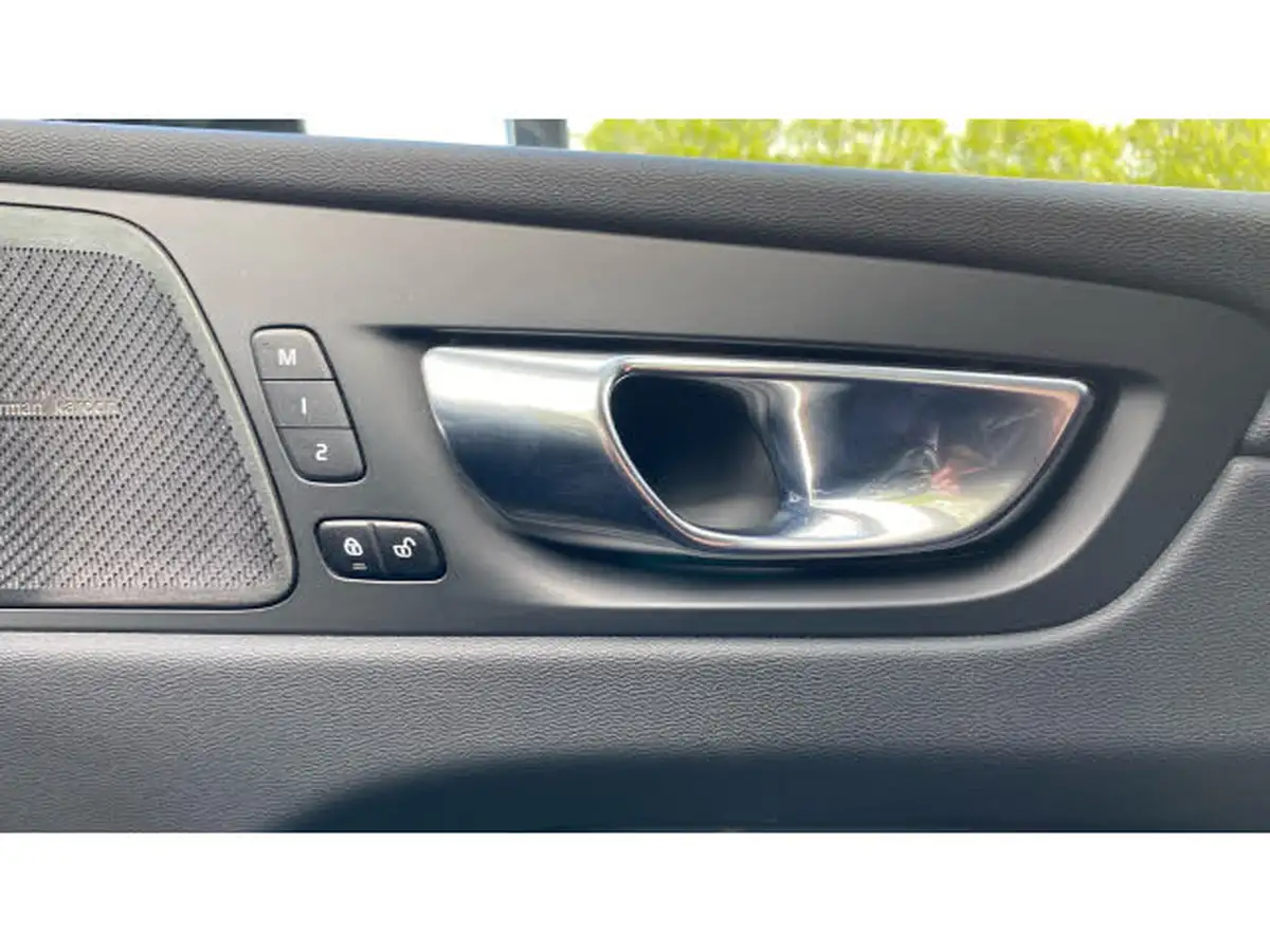 2022-volvo-xc60-20-b5-plus-big-14