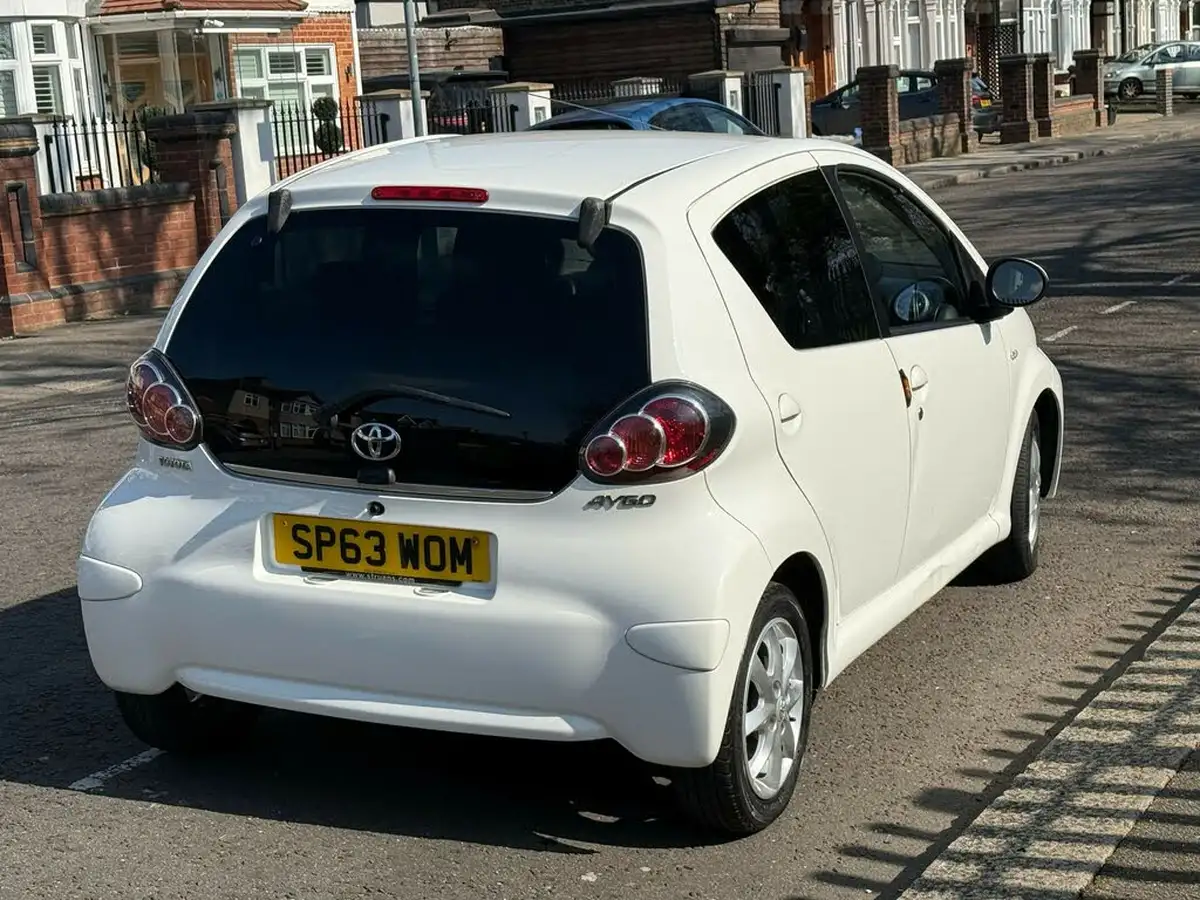 2013-toyota-aygo-10-mode-5d-big-8