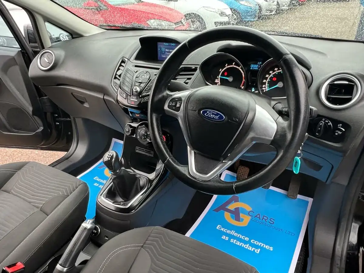 2016-ford-fiesta-125-zetec-3d-big-2