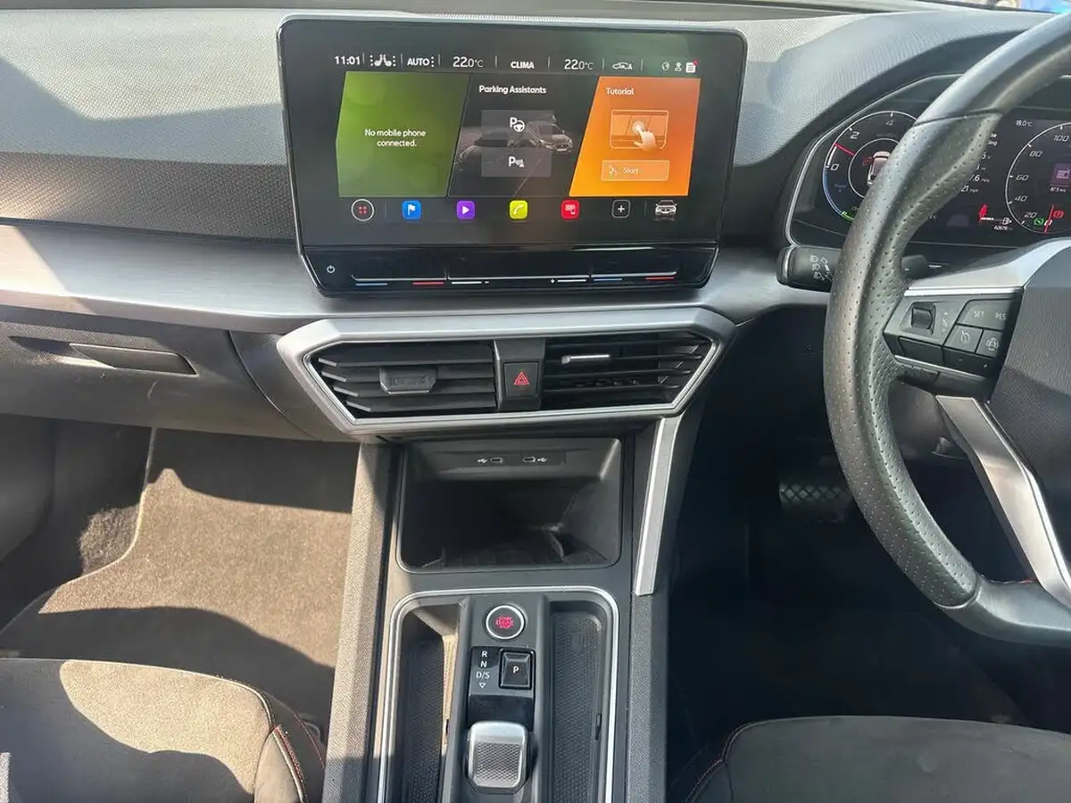 2021-seat-leon-14-e-hybrid-fr-sport-estate-big-19