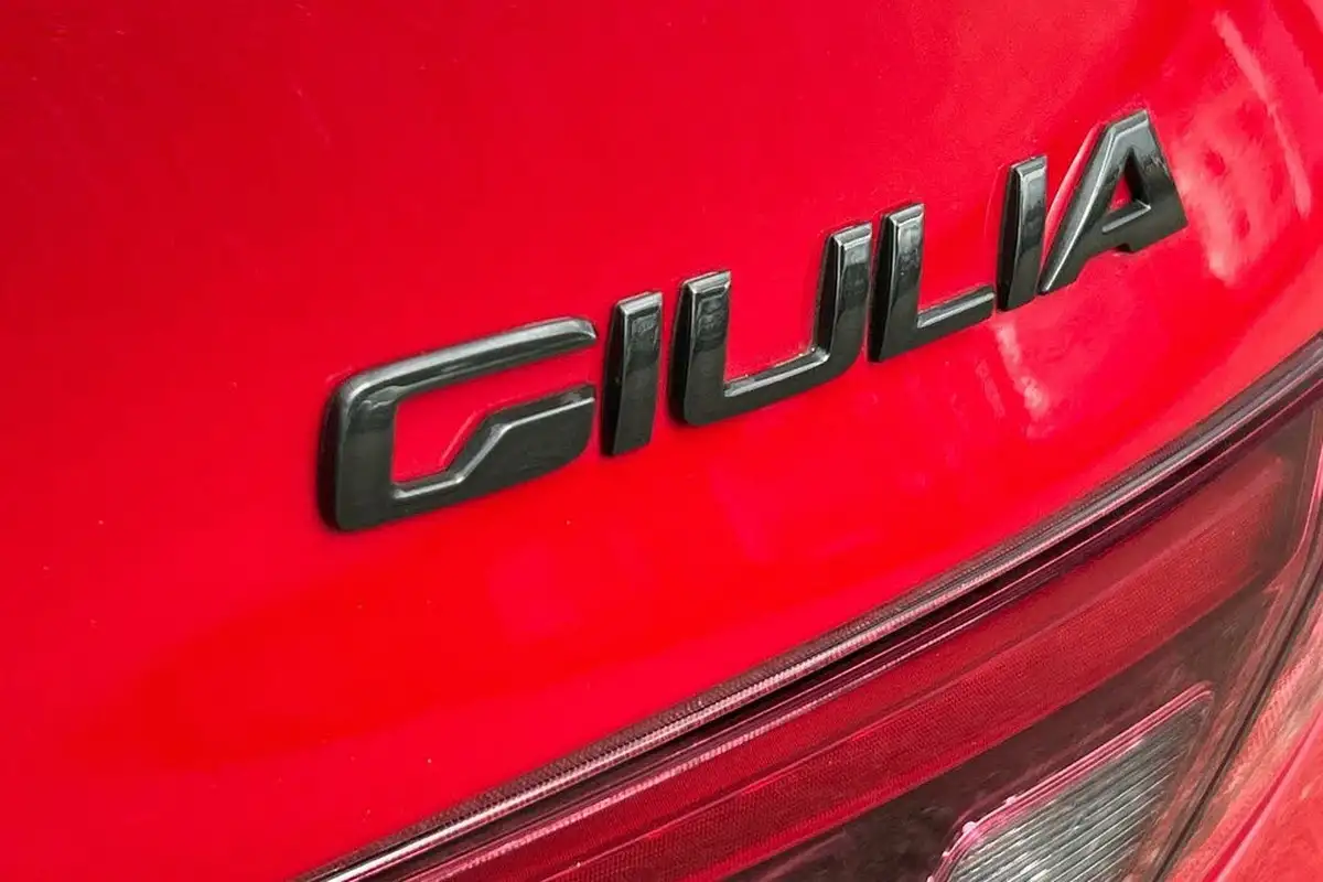2022-alfa-romeo-giulia-20-veloce-big-25
