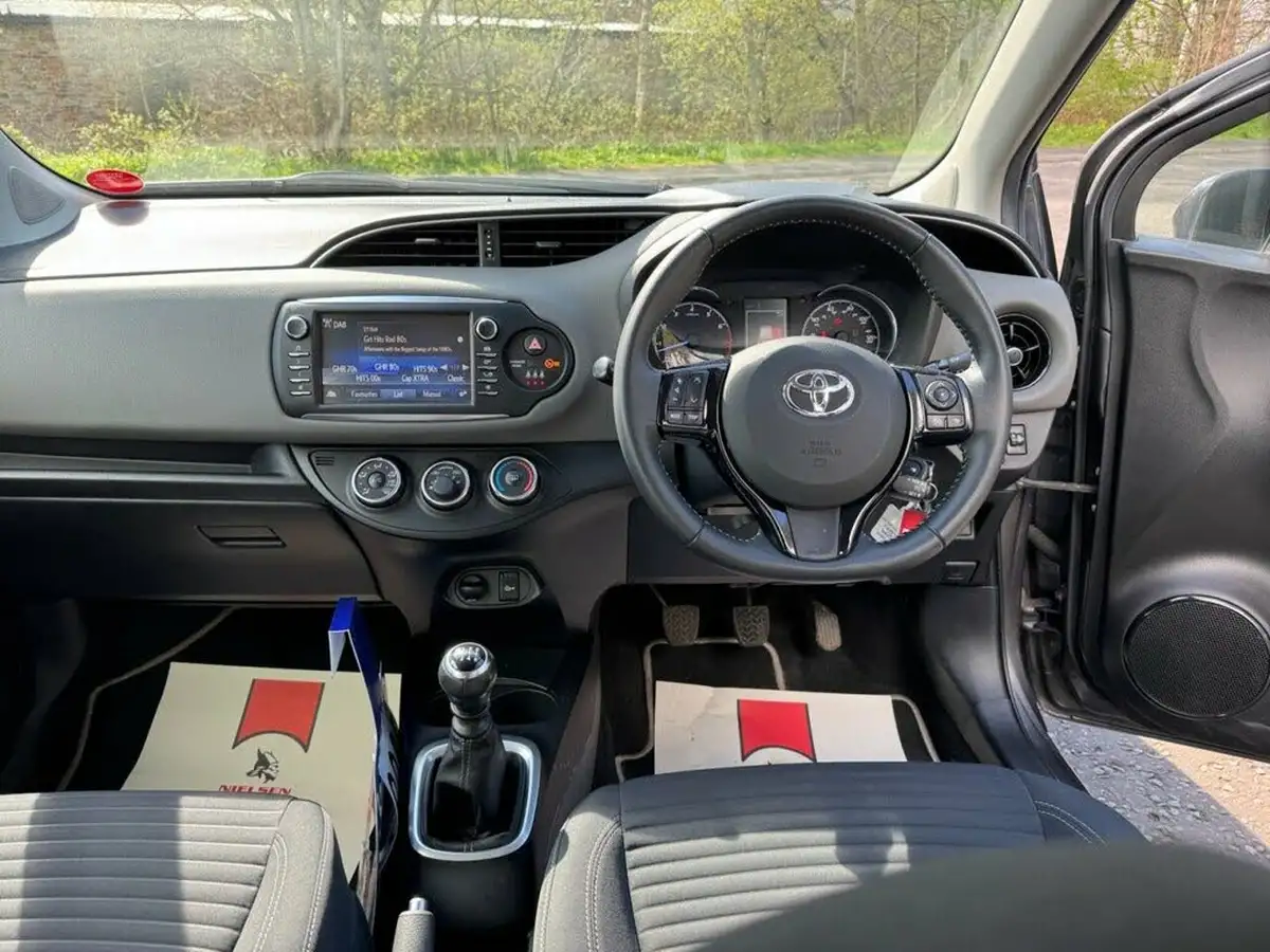 2017-toyota-yaris-15-vvt-i-icon-navi-big-16