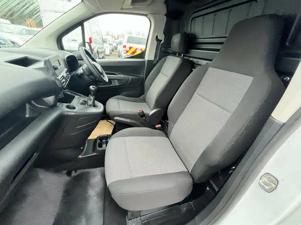 2021-toyota-proace-city-15d-active-100hpeu6dt-e-big-12