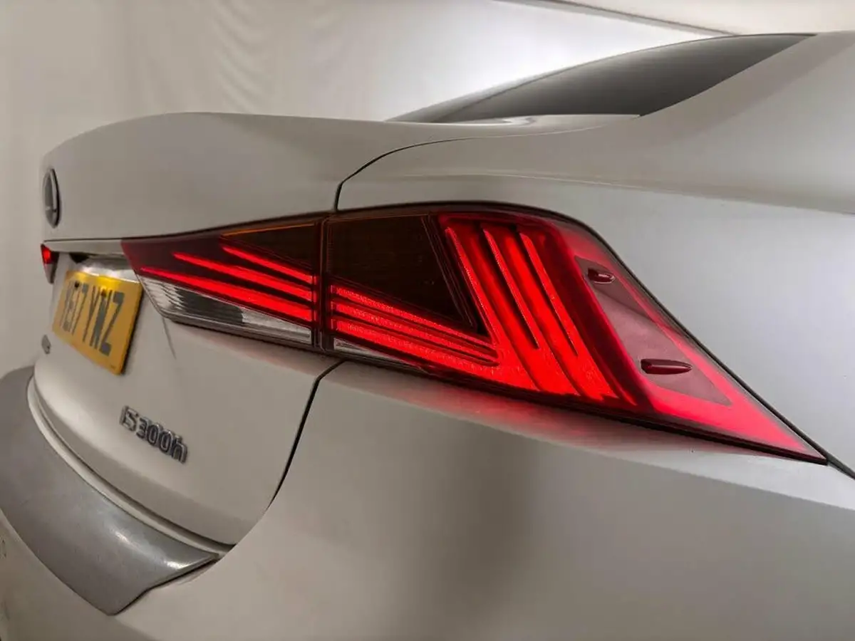 2017-lexus-is-300h-25-sport-big-10