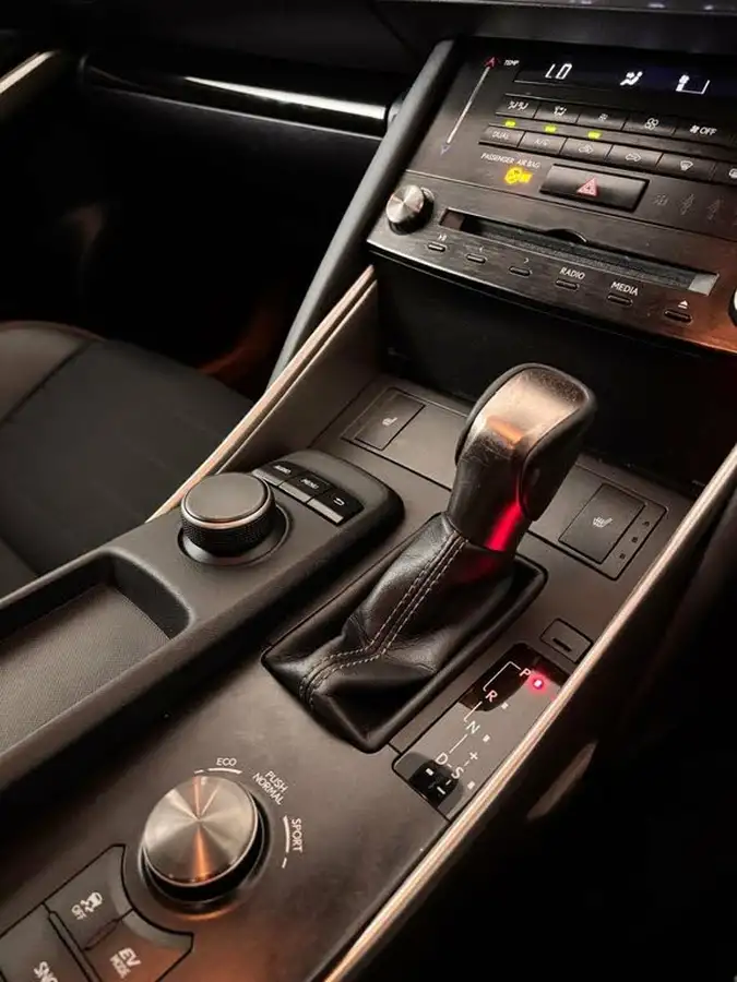 2017-lexus-is-300h-25-sport-big-34