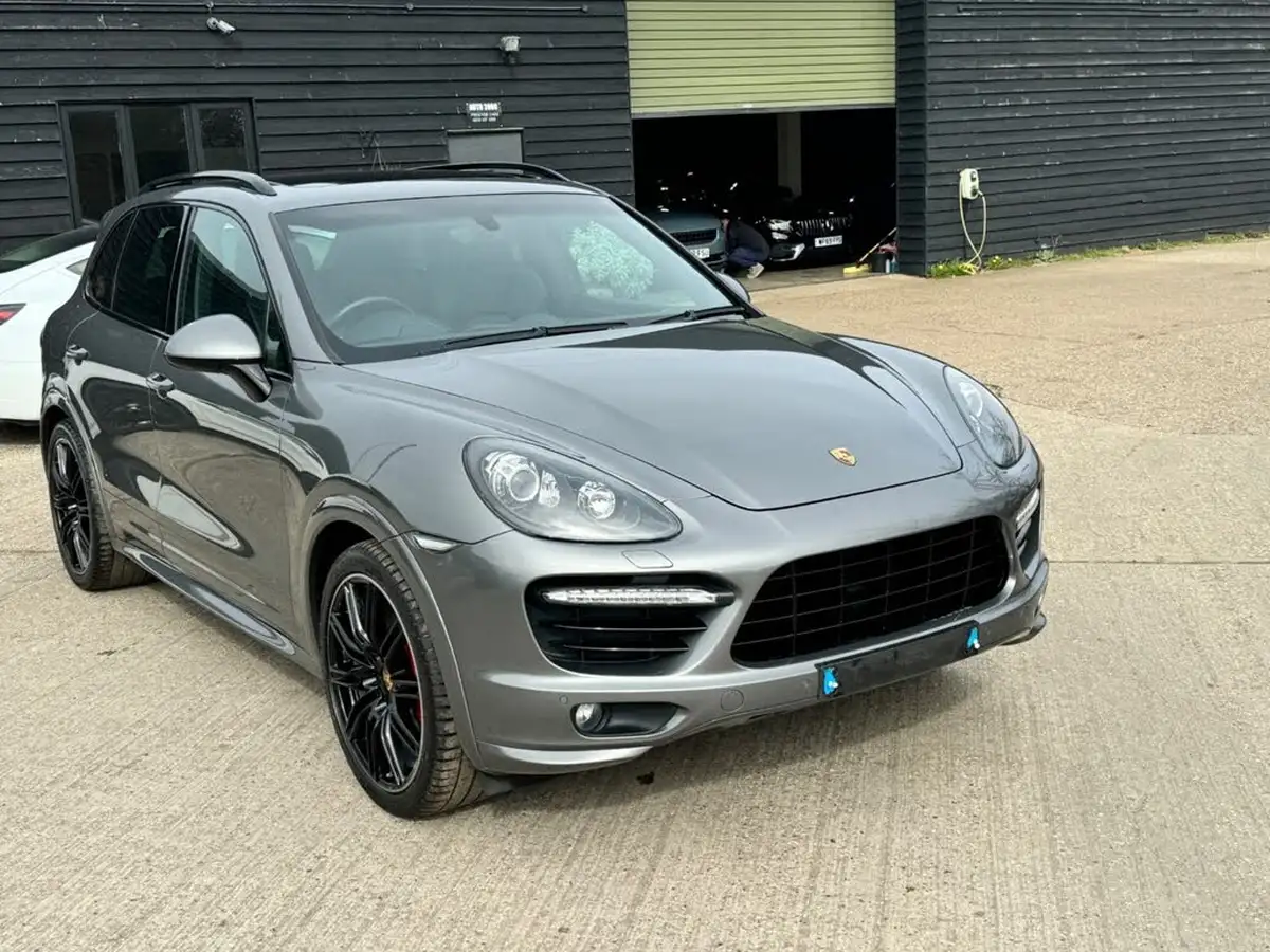 2014-porsche-cayenne-48-gts-big-14