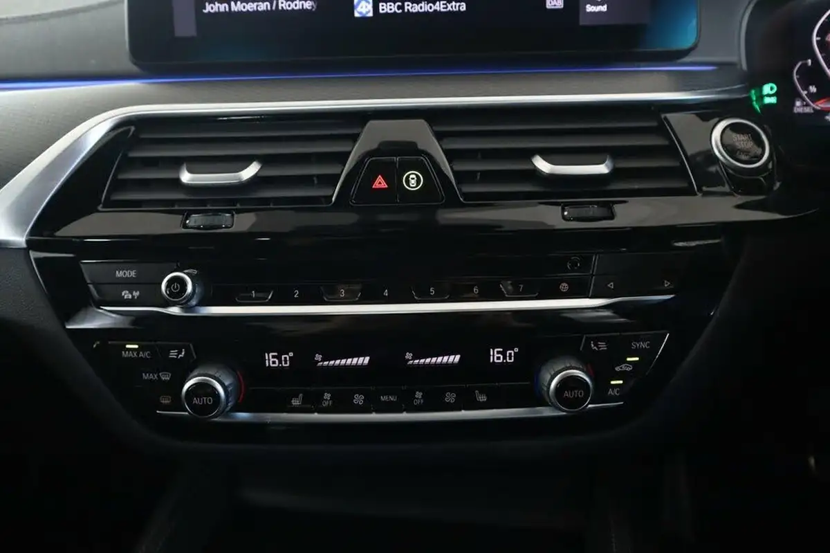 2021-bmw-5-series-20td-520d-m-sport-mht-saloon-4d-big-39