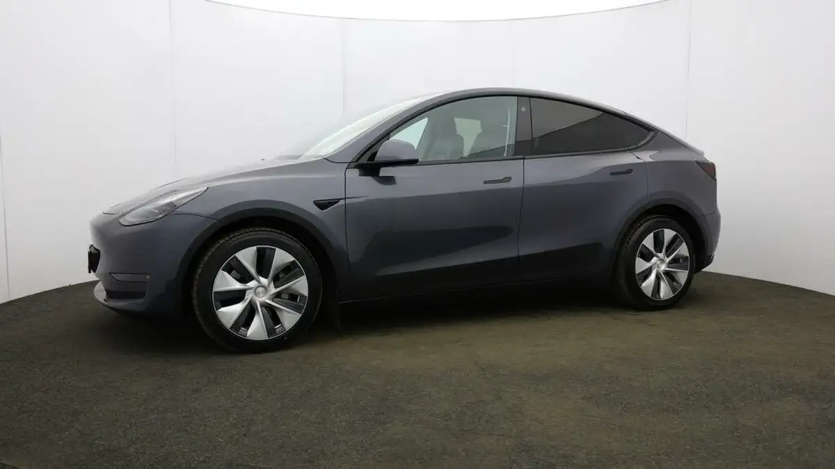 2022-tesla-model-y-e-long-range-big-27