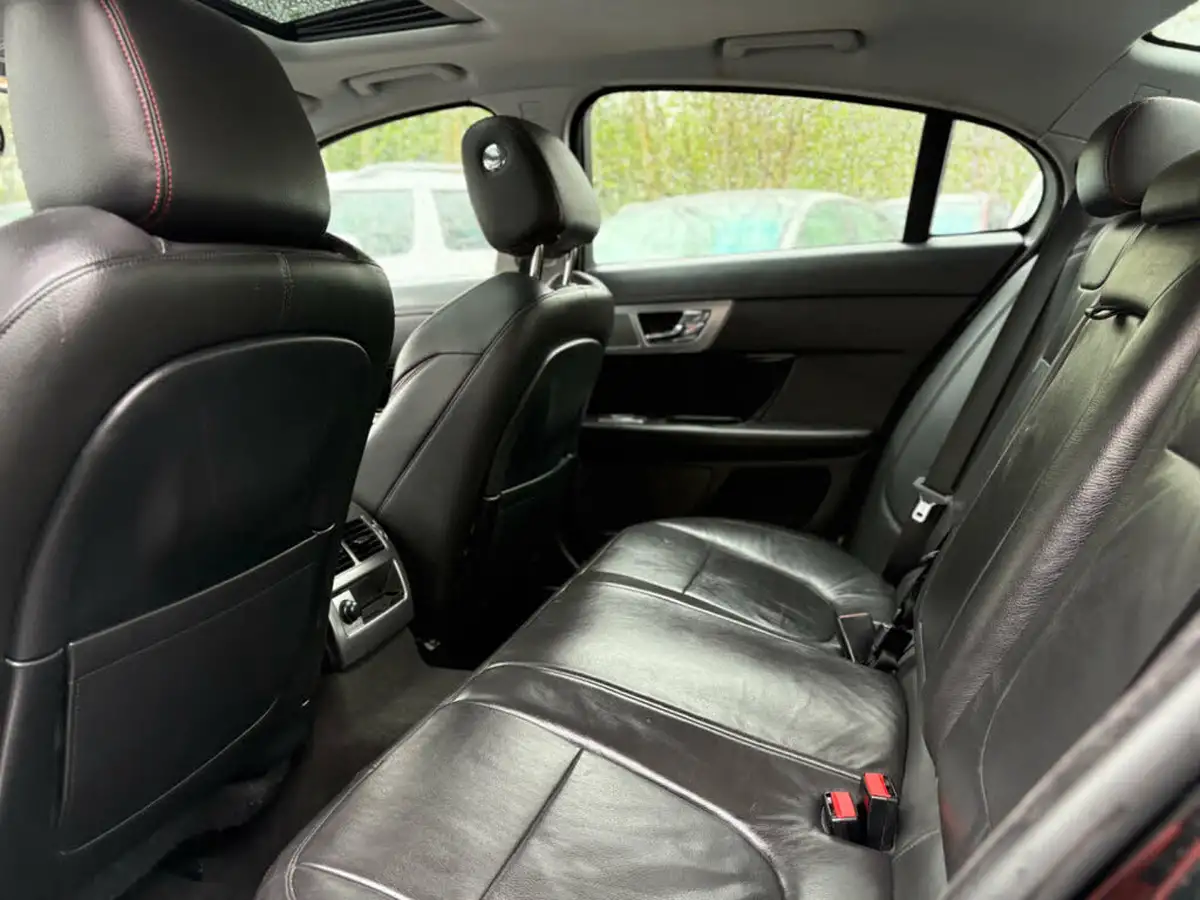 2015-jaguar-xf-22td-r-sport-black-saloon-4d-big-40