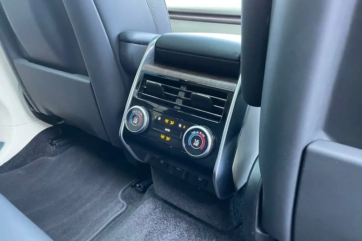 2023-land-rover-range-rover-30-p440e-se-big-36