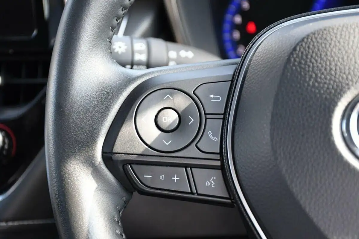2022-toyota-corolla-18-vvt-i-icon-tech-trk-hatchback-5d-big-22