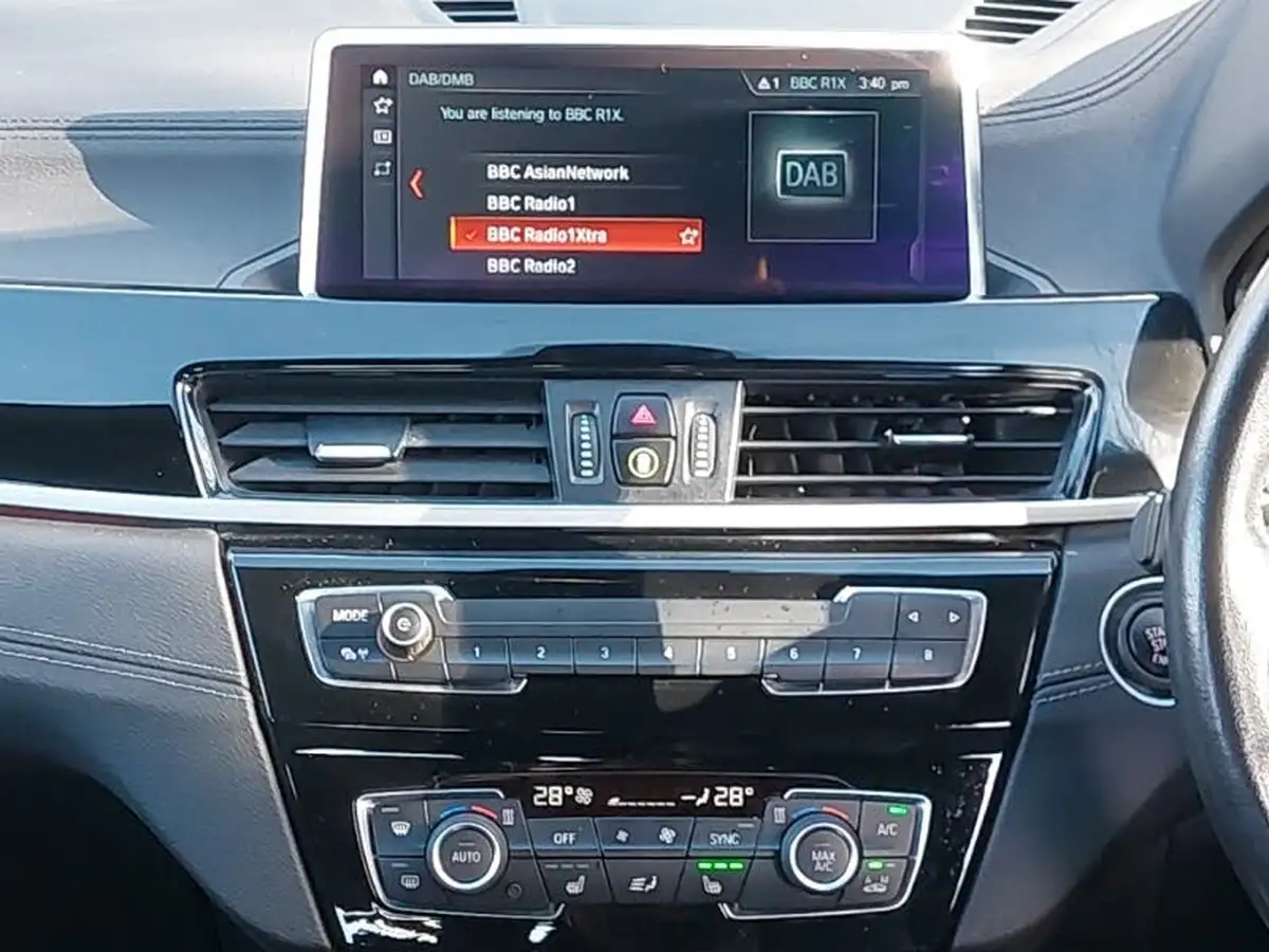 2021-bmw-x1-20-xdrive20i-xline-big-10
