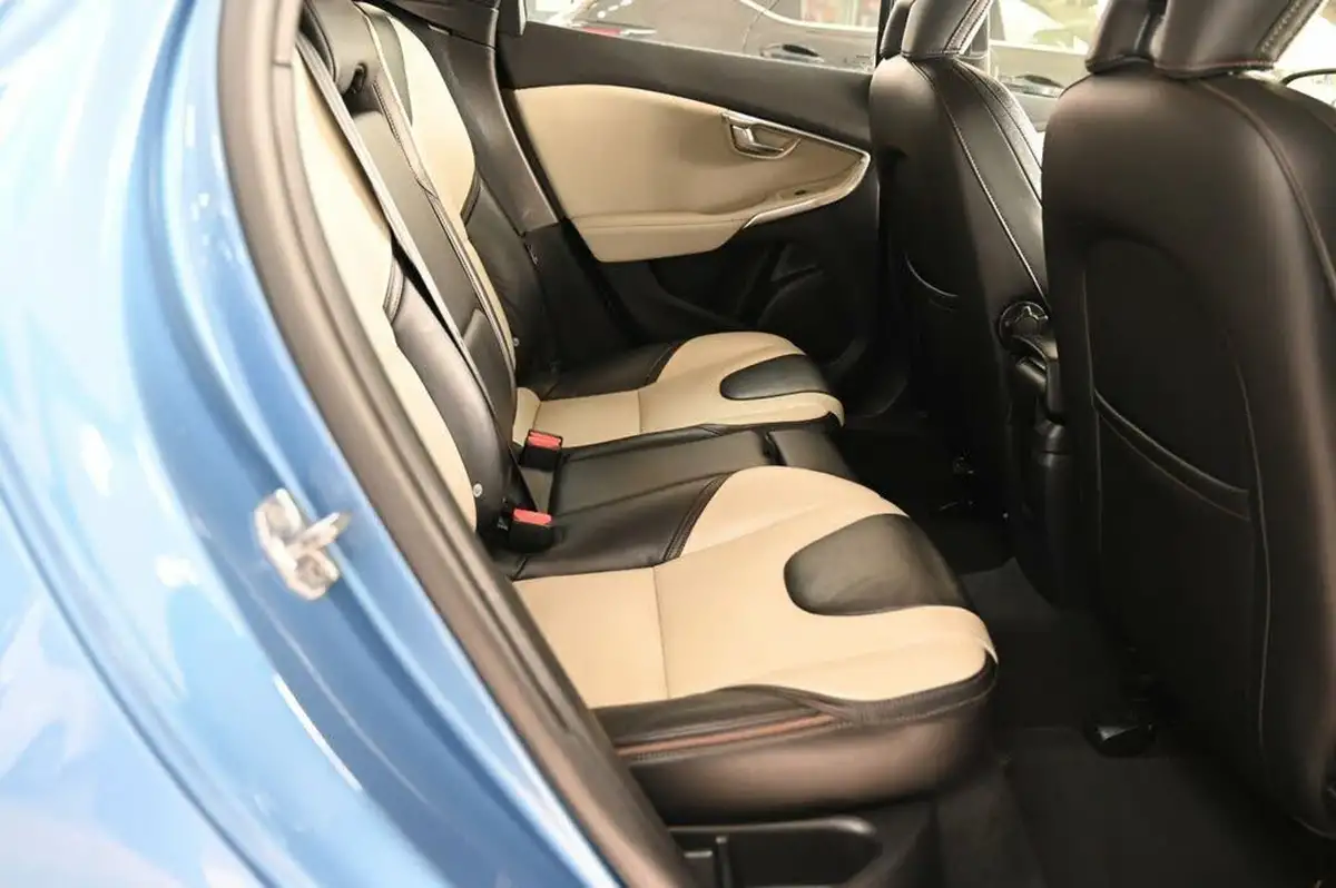 2016-volvo-v40-20td-d2-cross-country-lux-geartronic-big-15