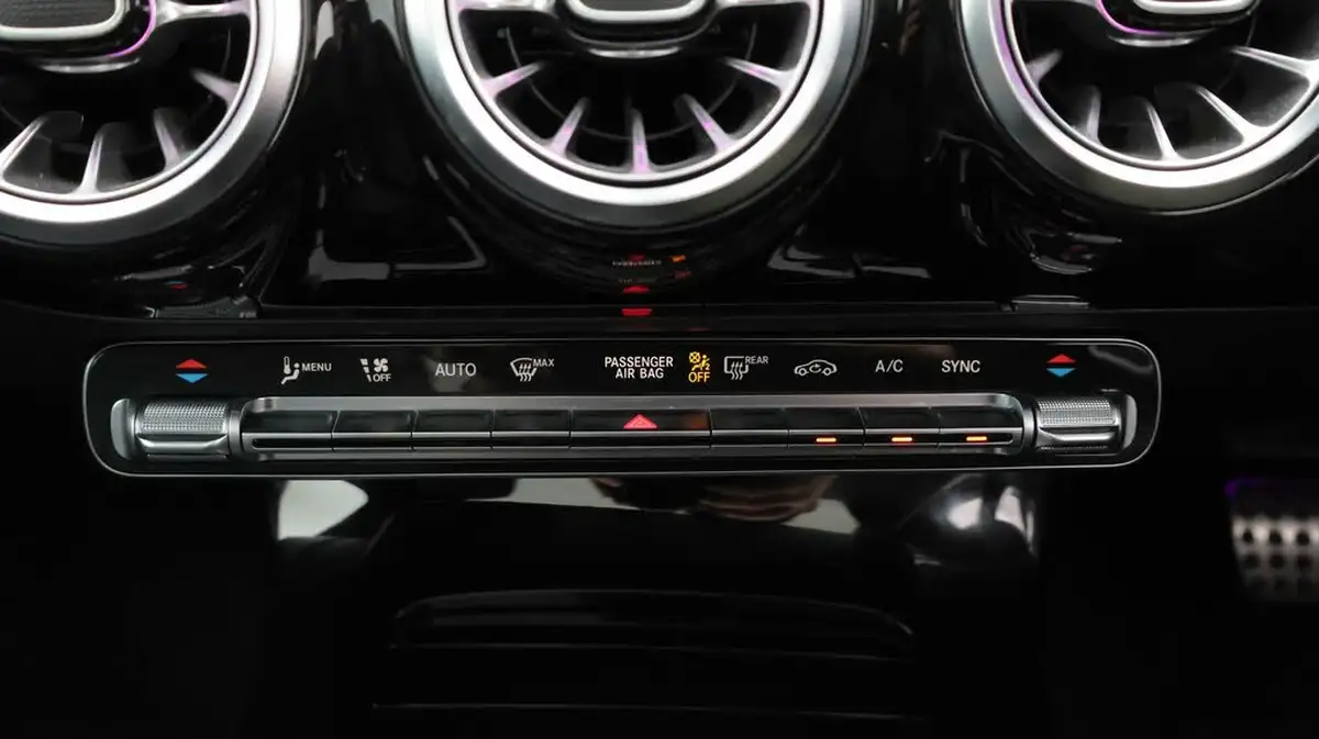 2021-mercedes-benz-cla-big-12