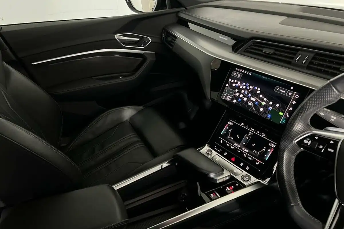 2021-audi-e-tron-50e-black-edition-station-wagon-big-30