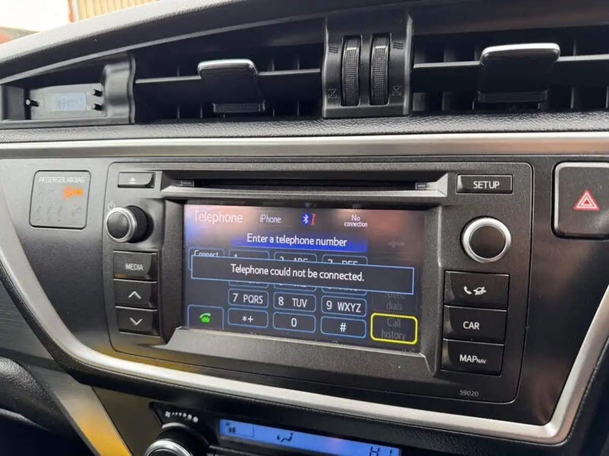 2014-toyota-auris-16-icon-hatchback-multidrive-s-big-21