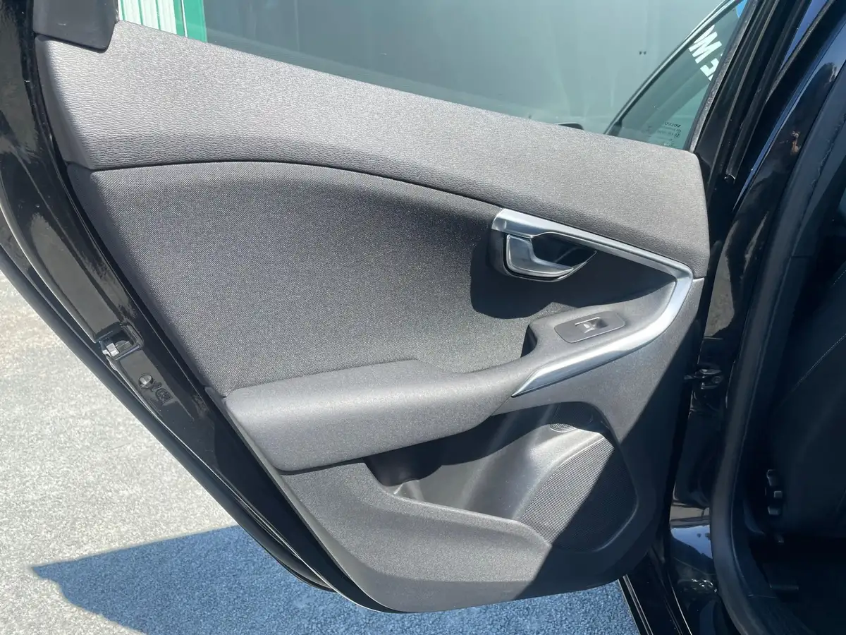 2015-volvo-v40-20td-d2-se-big-33